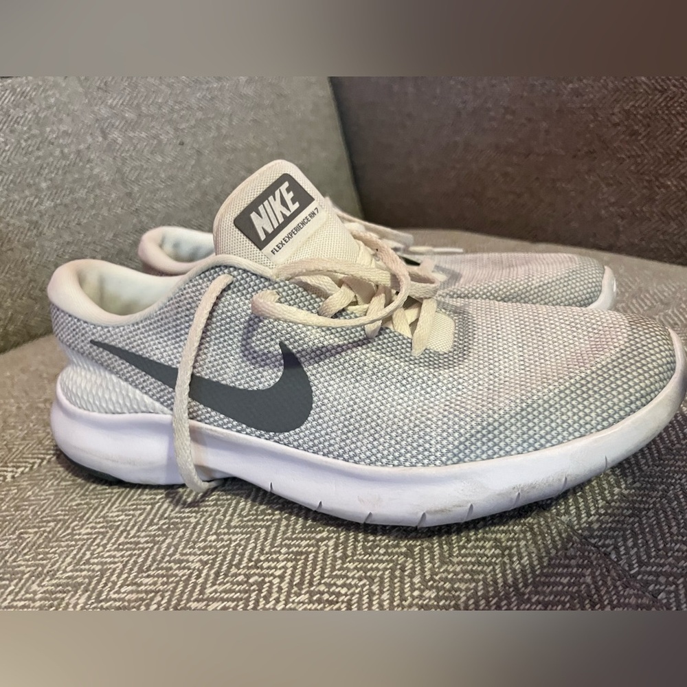 Nike Flex Experience RN 7 Women's Running Shoes White/Gray Size 10